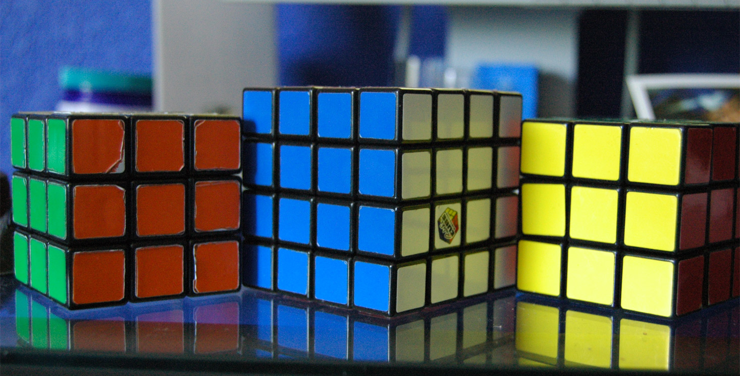 Huawei Ascend P6 собирает кубик Рубика (4х4) за 50 ходов