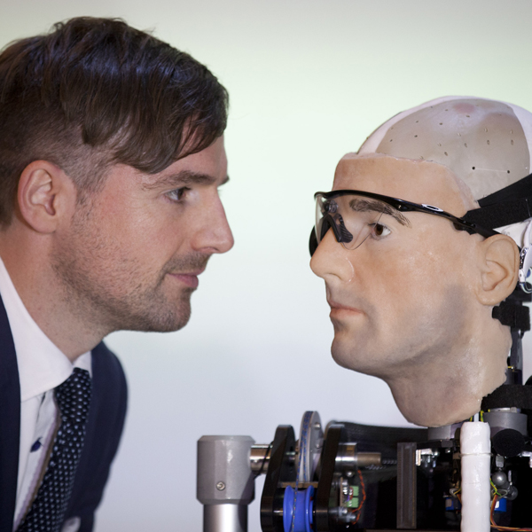 Apple, iPad, iPhone, iPhone 6, В Вашингтоне презентовали человекоподобного биоробота