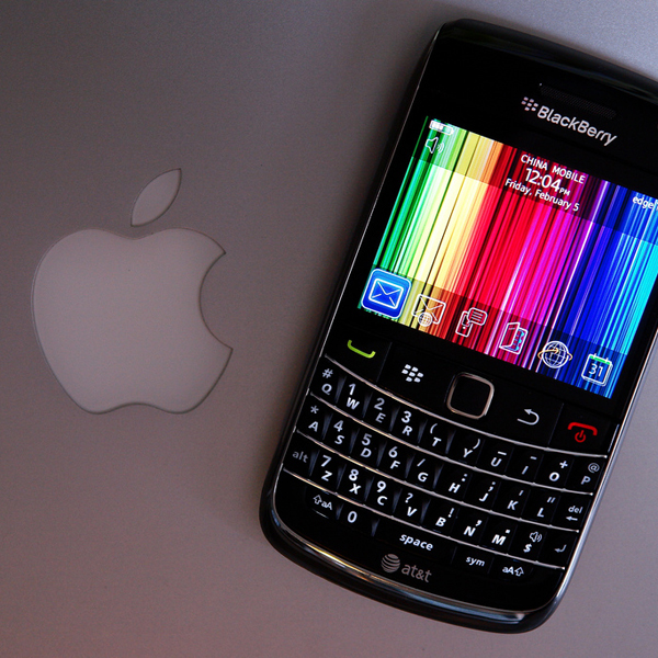 Apple, BlackBerry, По неподтвержденным данным, Apple инвестирует в BlackBerry