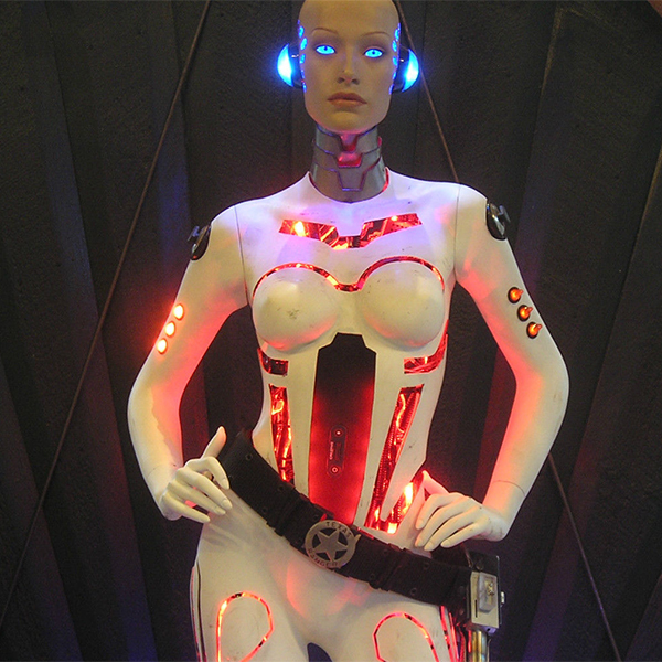 iPhone,робот, «Robot Girl» - эффектная док станция для iPhone в виде девушки-робота