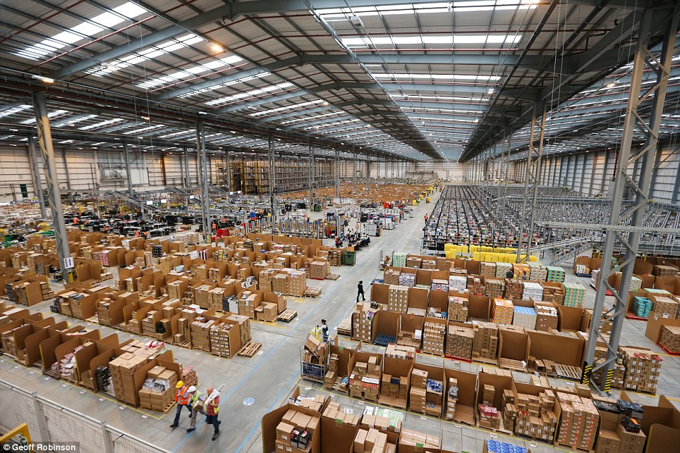 Amazon показал склад рождественских подарков - new retail.
