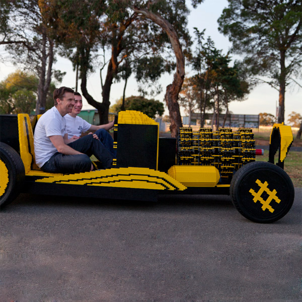 LEGO,автомобиль, LEGO-мобиль на ходу собран двумя энтузиастами