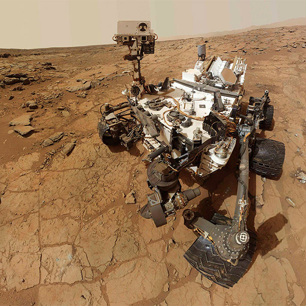 Марс,Curisoty, Рядом с марсоходом из ниоткуда «возник» камень
