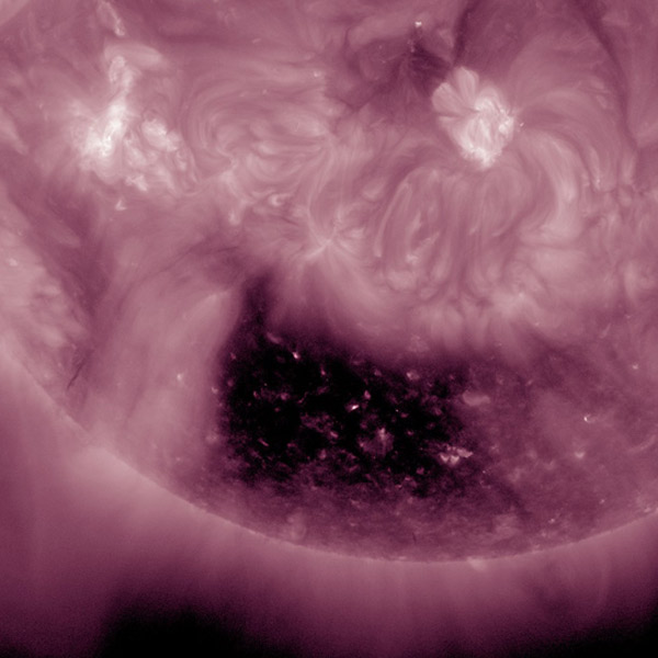 Солнце,NASA, Астрономы NASA обнаружили загадочное темное отверстие в Солнце 
