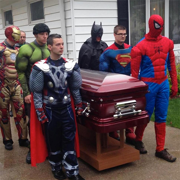 супергерои,поп-культура, Супергерои на похоронах ребенка